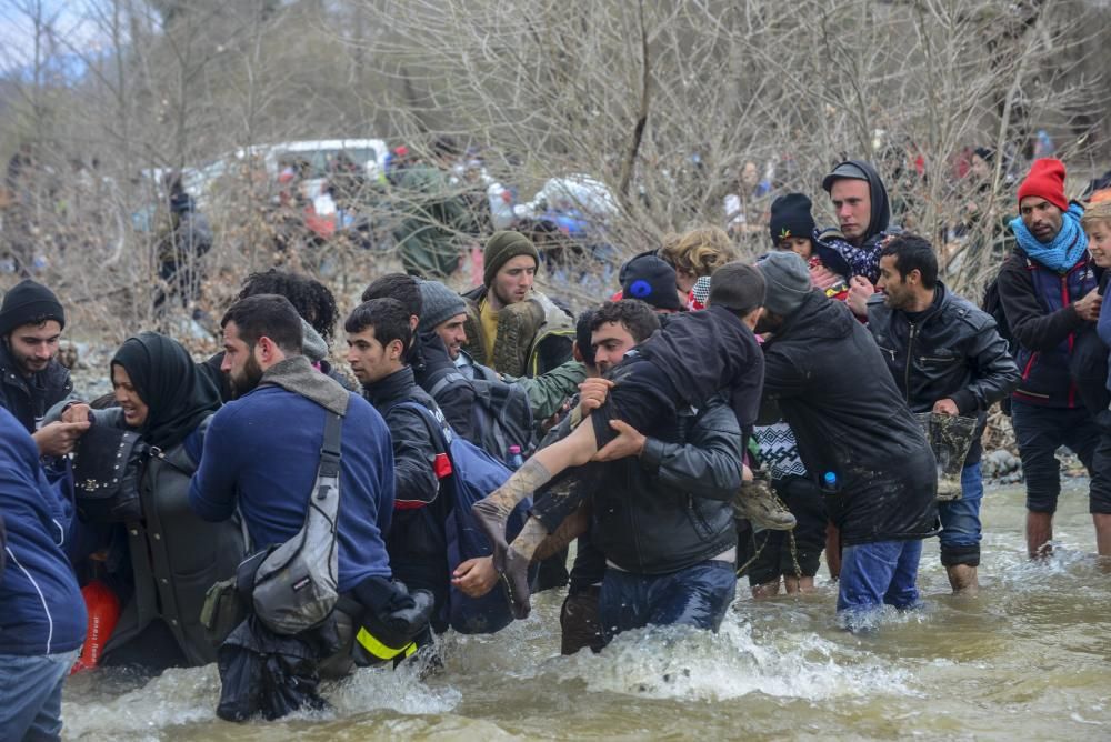 Miles de refugiados cruzan un río para acceder a Macedonia