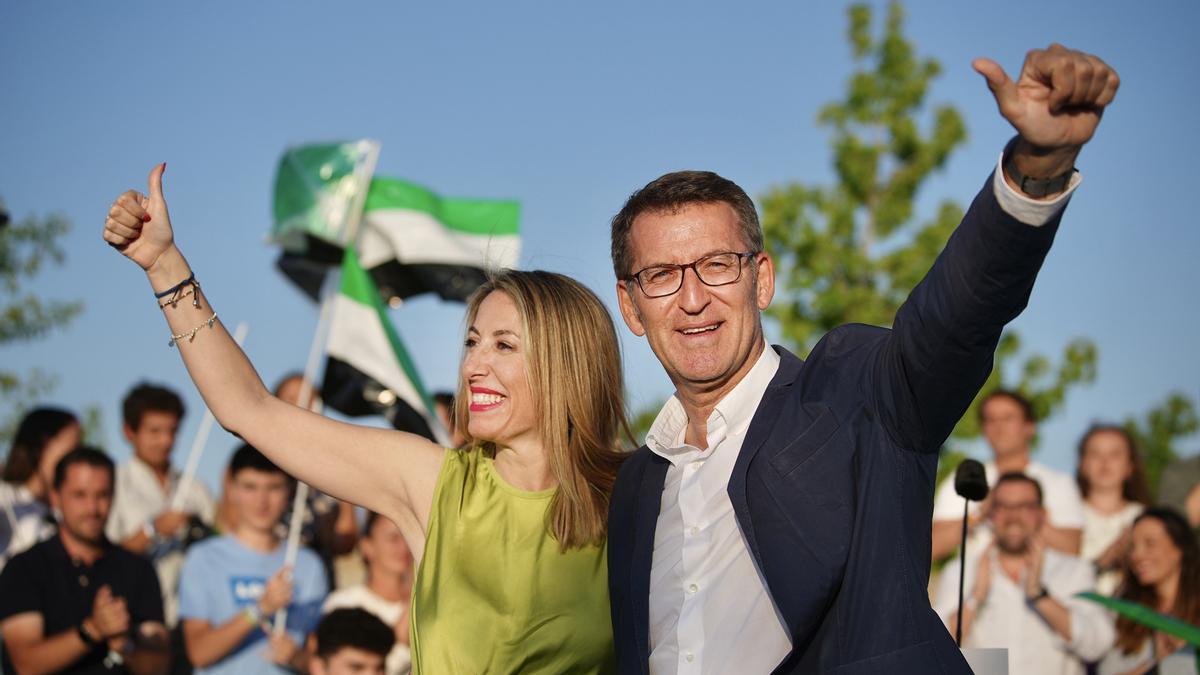 El líder del PP, Alberto Núñez Feijóo, amb la candidata dels populars a presidir Extremadura, María Guardiola, en l'acte d'inici de campanya del 28-M