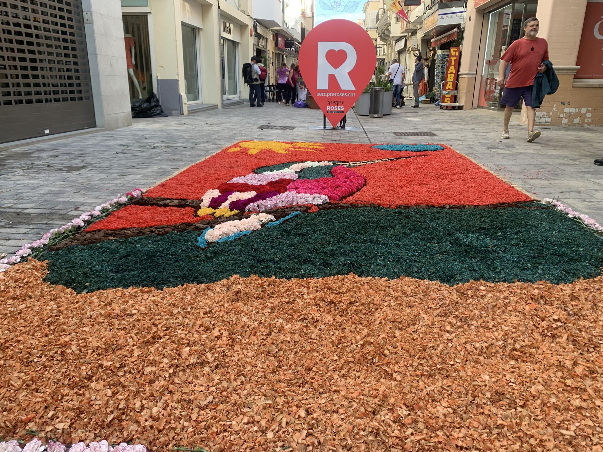 Roses llueix amb les Catifes de Corpus