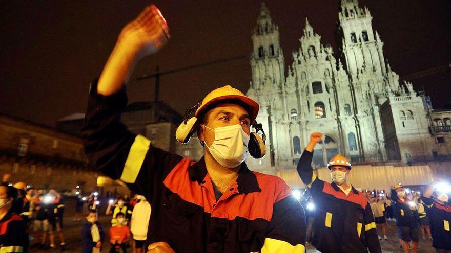 Trabajadores de Alcoa San Cibrao en una protesta noctura en la Praza do Obradoiro, en Santiago.