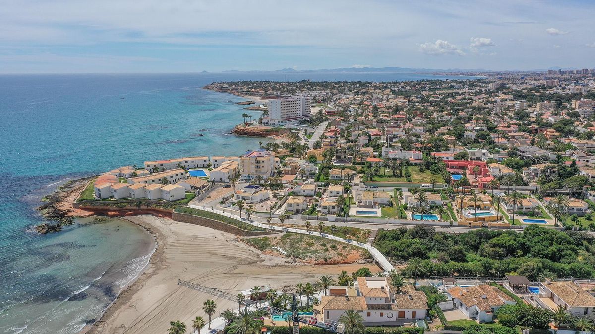 Vista aérea de viviendas turísticas en Orihuela Costa