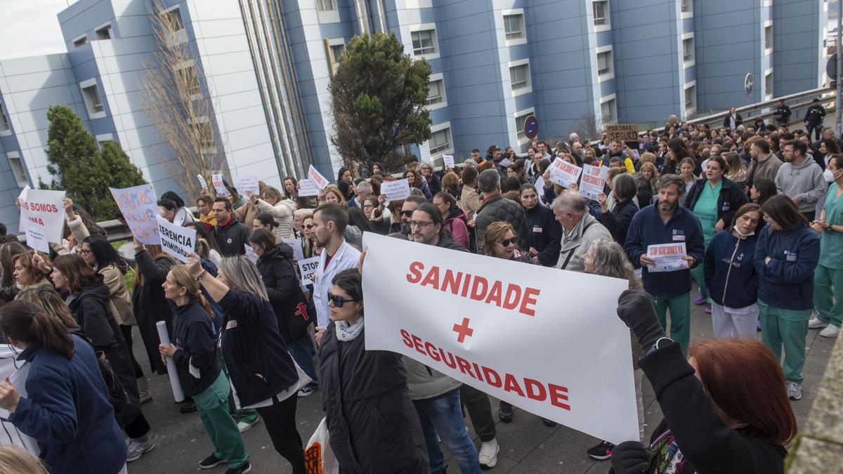 Protesta en el Chuac para pedir más seguridad a raíz de la agresión a un enfermero el mes pasado