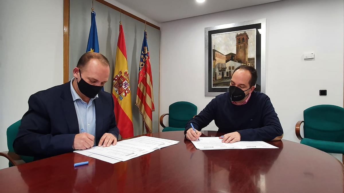 Dalmau y Luján firmando el acuerdo