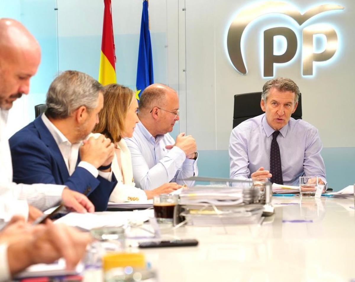 Génova intenta allunyar el focus de la moció de censura malgrat la pressió