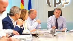 Génova intenta allunyar el focus de la moció de censura malgrat la pressió