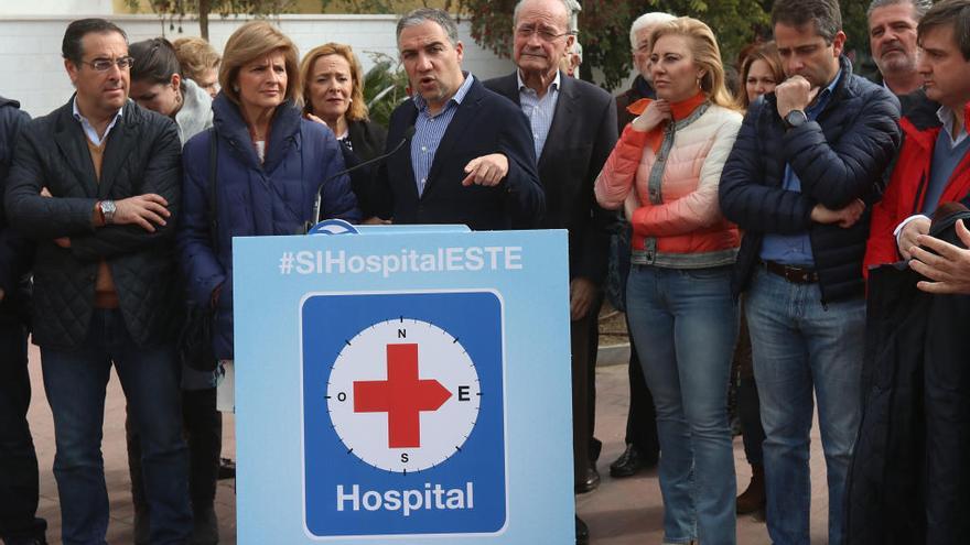 El PP llevó a cabo ayer un acto político en las Cuatro Esquinas de El Palo para reclamar a la Junta un hospital en la zona.