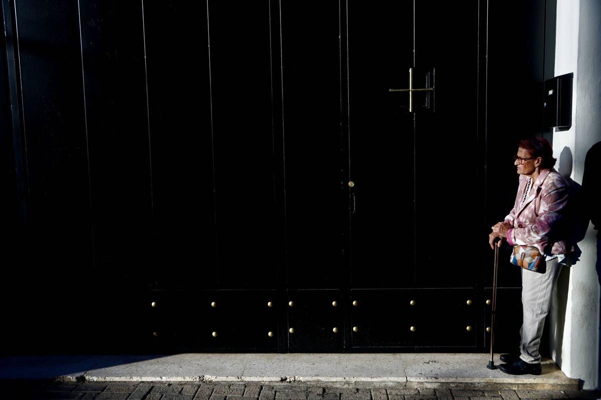 Esperando la apertura de puertas en la casa hermandad de la Soledad de San Pablo.