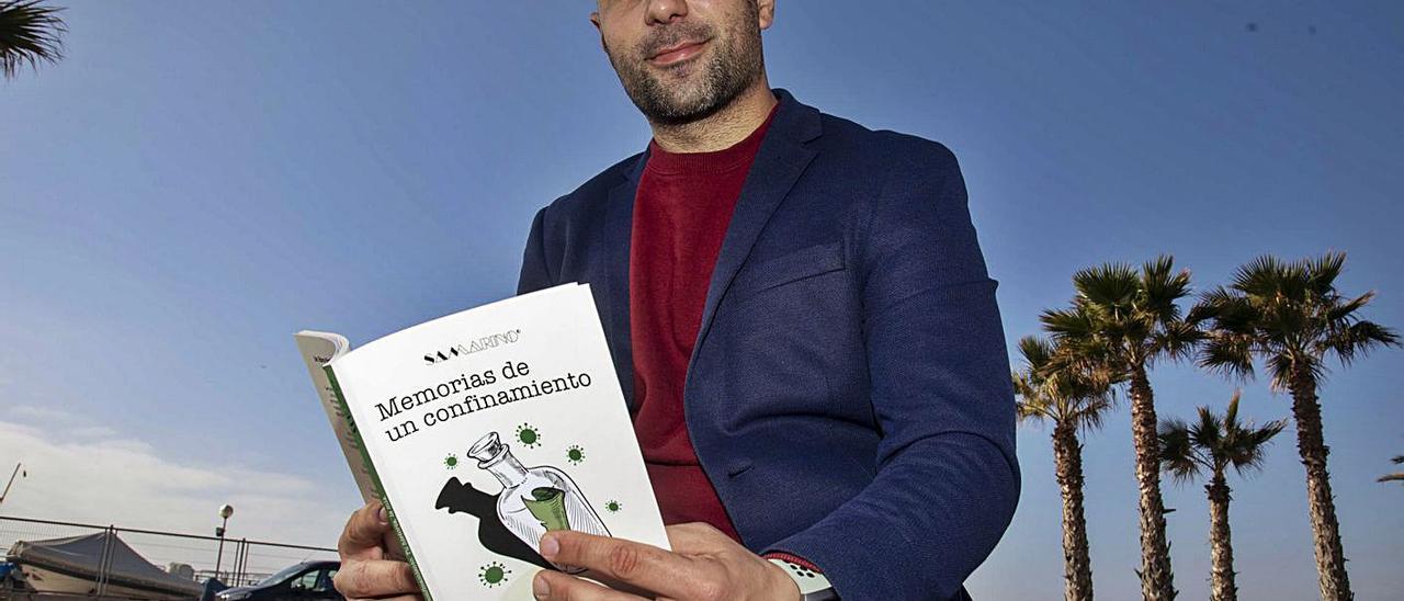 Samuel Bermúdez,  alias Samarino, con su primer libro.