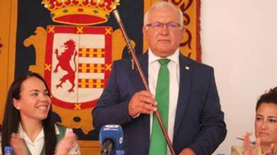 Marcelino Cerdeña con el bastón de mando el pasado 17 de junio de 2023 tras ser proclamado de nuevo alcalde.