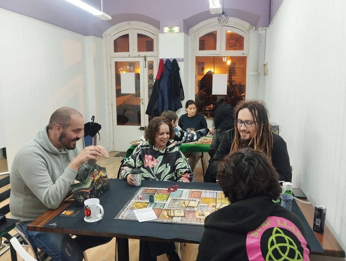 Una jornada con partidas en el club de juegos de mesa.