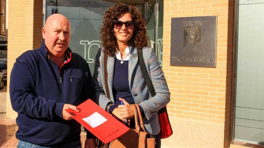 John Clarkson y su abogada, María Lourdes Fernández, al salir ayer de la notaría con el acuerdo firmado con Tudesa. Alfons Padilla