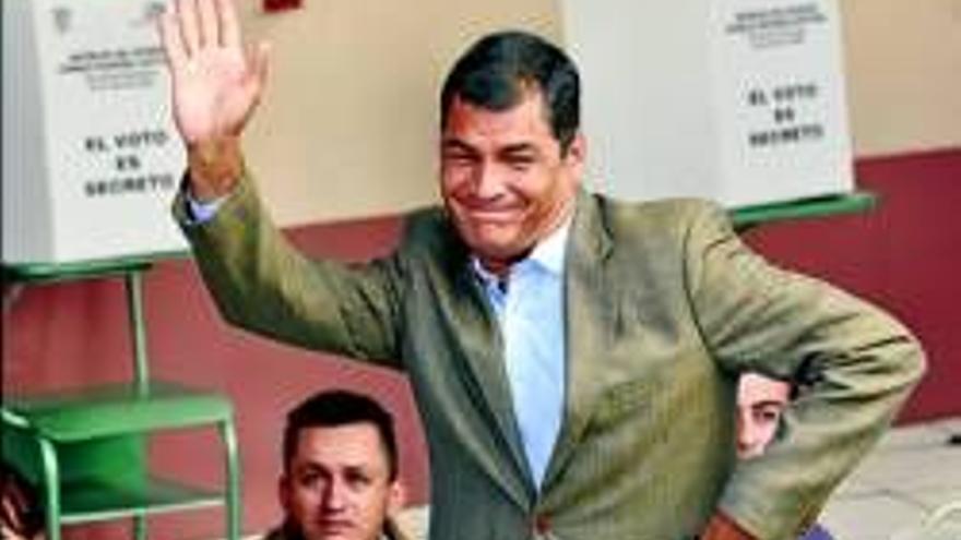 Ecuador elige presidente con la certeza del triunfo de Correa