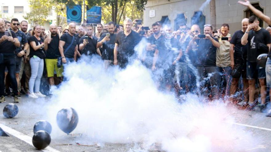 Els manifestants davant la conselleria d&#039;Interior encenen una traca