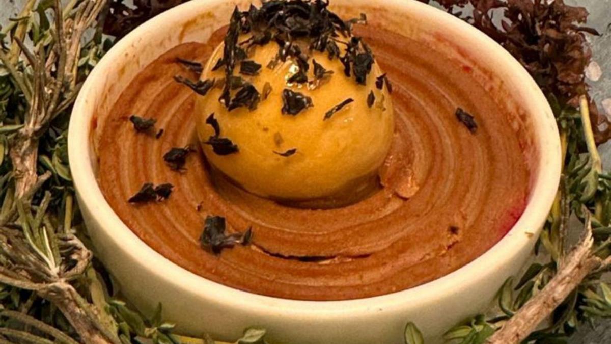 Tartar de remolacha, foie, 
almendra marcona y 
esferificación de erizo.