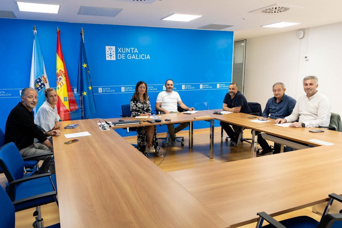 La conselleira con miembros de Agacomar.