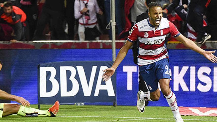 El-Arabi celebra su tercer gol ante el Levante.