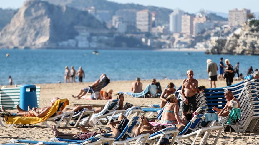 Turistas disfrutando de las playas de Benidorm el pasado enero