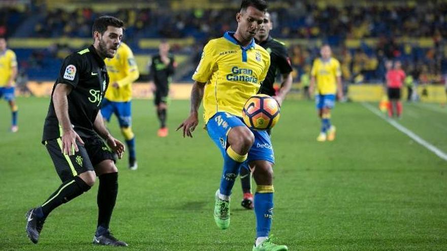 Jonathan Viera controla el esférico ante Víctor y Douglas, en el UD-Sporting de la primera vuelta.