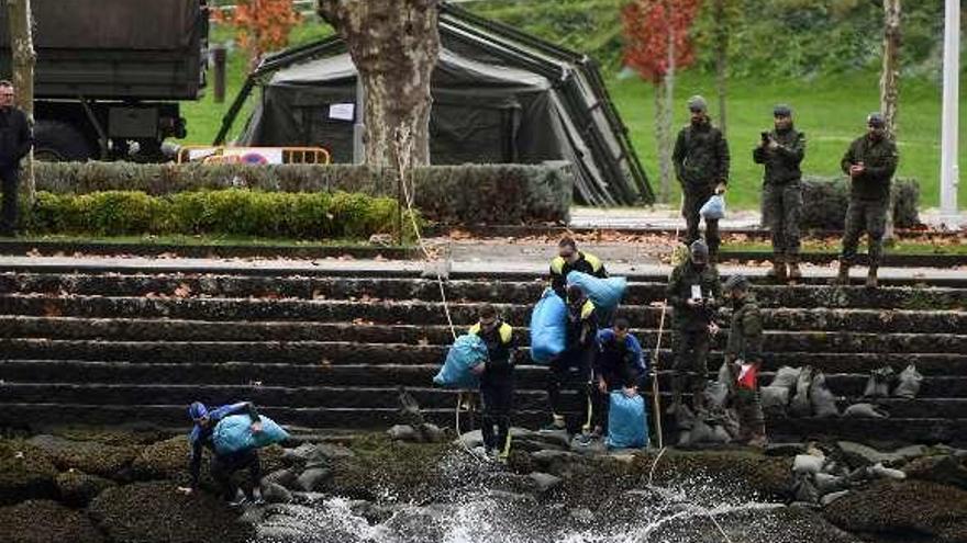 Vadeo a nado del río Lérez portando el equipo militar. // G. Santos