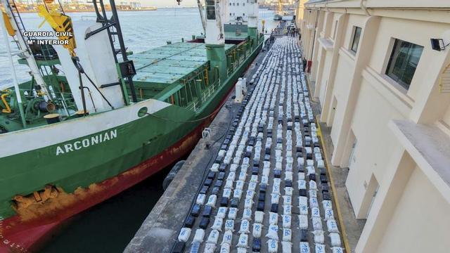 El vaixell Arconian, que transportava 30 tones de cocaïna, amarrat en un port després de ser assaltat per la Guàrdia Civil, al maig.  | GUÀRDIA CIVIL