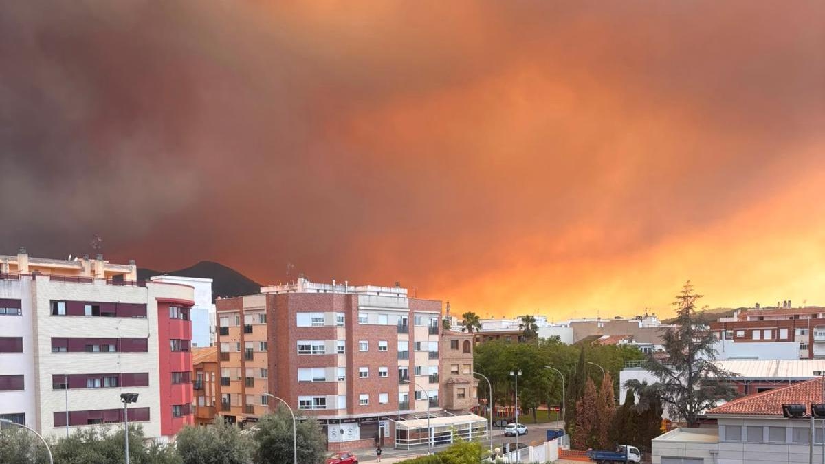 El incendio forestal de la Vall llega a Onda, viéndose desde el casco urbano