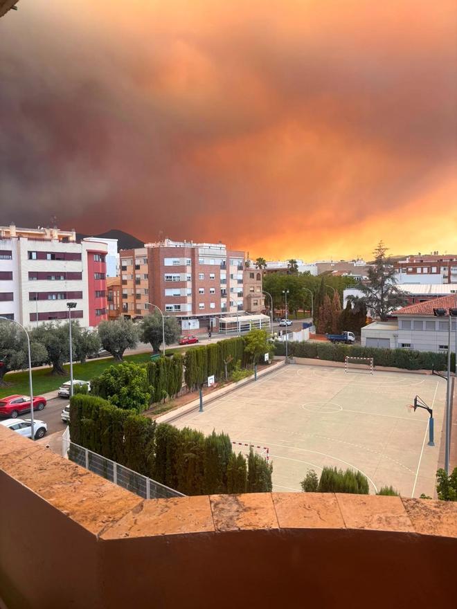 La radiografía del tercer día de incendio de la Vall d'Uixó: de la angustia de no poder realizar vuelos a la alegría de los primeros regresos a casa
