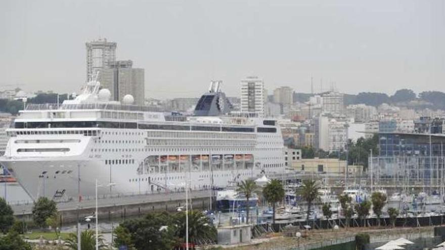 Vista de la ciudad desde el &#039;MSC Opera&#039;, el barco atracado en la dársena, la cubierta y el casino. / carlos pardellas