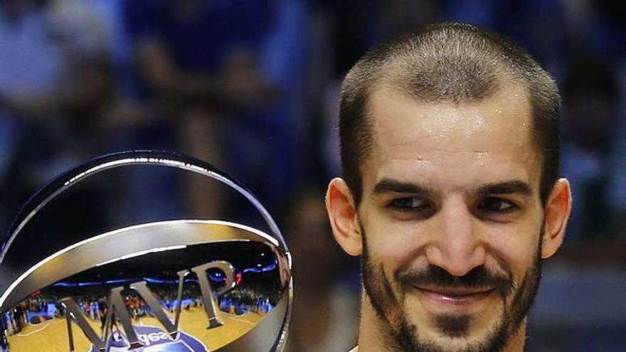 Pau Ribas, con el trofeo al mejor jugador del torneo.