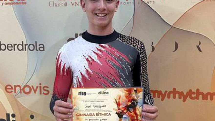 José Vázquez, con su diploma. | Ximnasia Pavillón