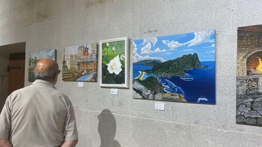 Arriba, algunos de los cuadros de la exposición. Abajo, Aurora Prieto, el edil José Luis Gestido y miembros de Artepen durante la inauguración.