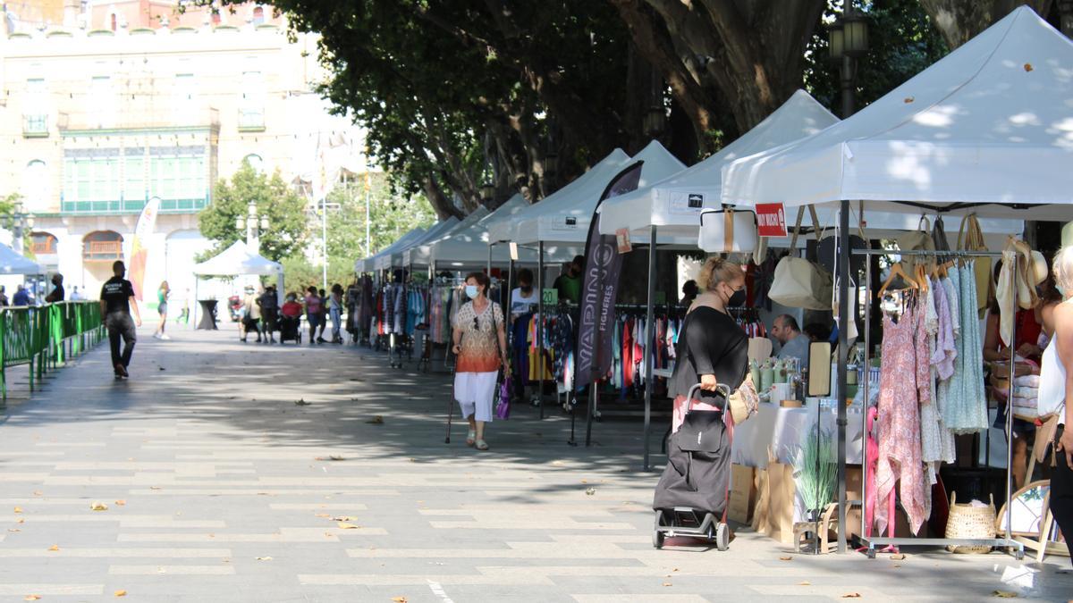 Mercat de rebaixes d'estiu a Figueres