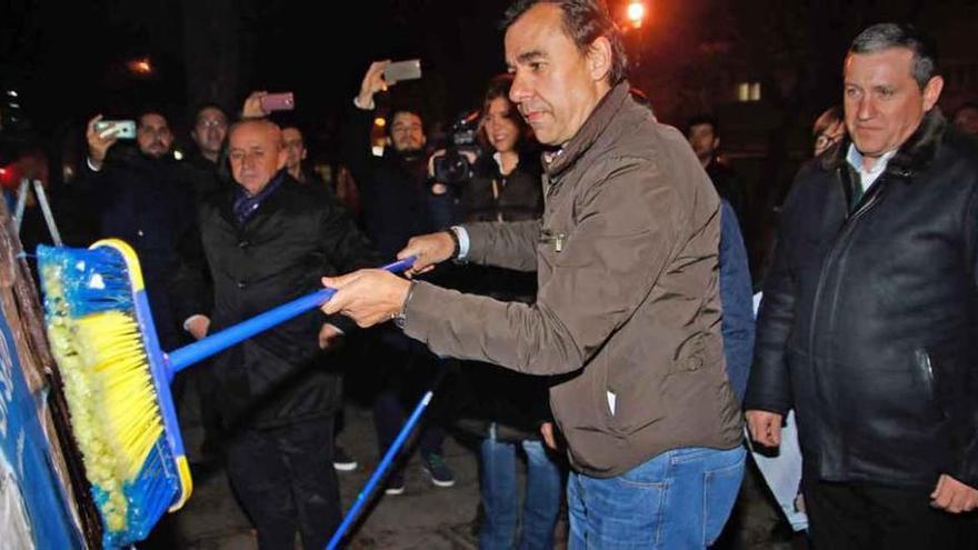 Fernando Martínez Maíllo durante la pegada de carteles.