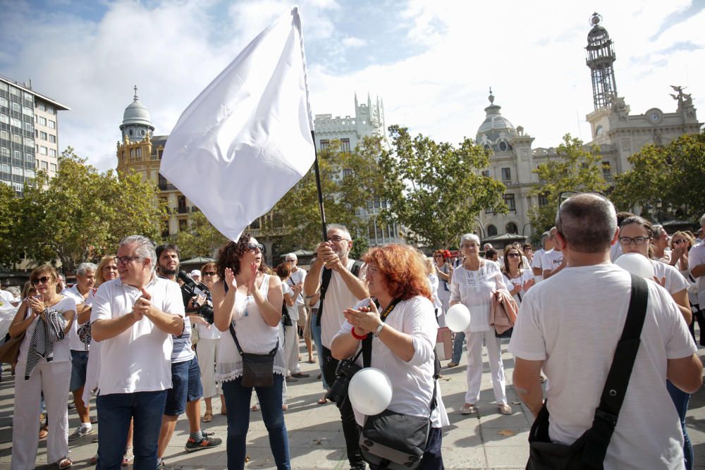 Concentración en València por el diálogo en Cataluña