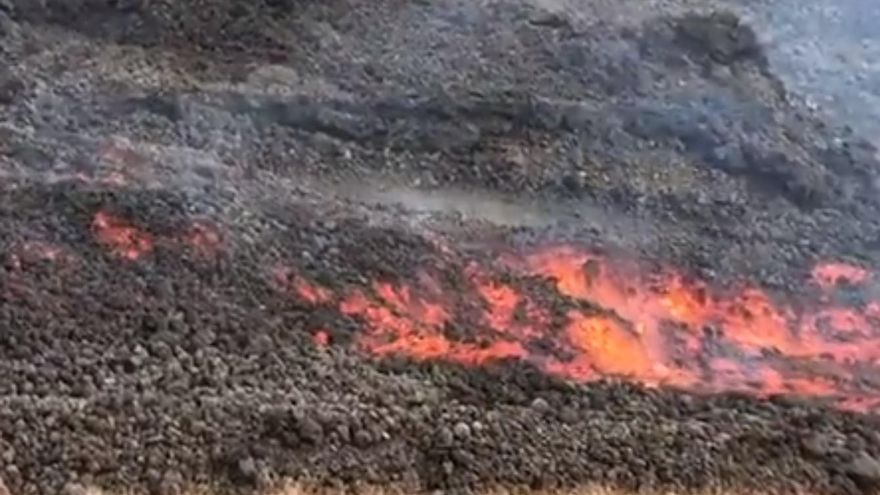 La lava que alimenta la nueva fajana en Tazacorte baja por La Laguna