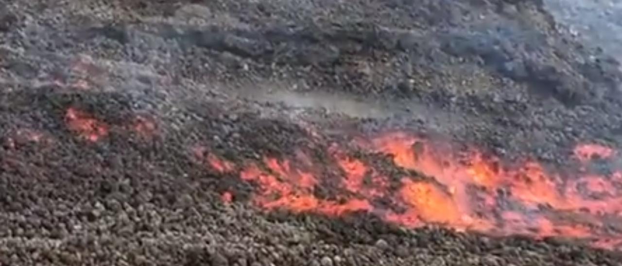 La lava baja rápido por la montaña de La Laguna