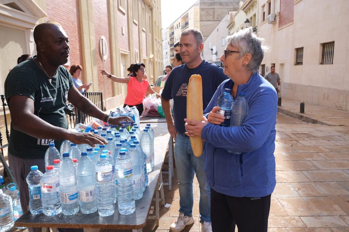 Así está siendo el reparto de agua y alimentos en Chiva