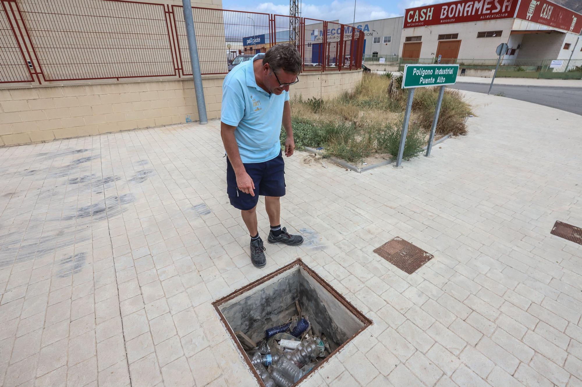 Los escombros y la maleza invaden los alrededores del polígono de Orihuela