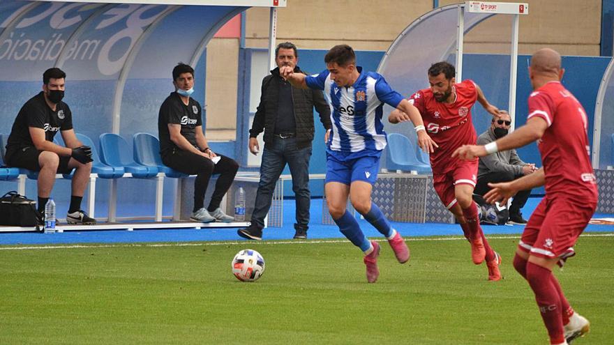 El canterano aguileño Morillas, quien debutó como titular, conduce el balón. | JAIME ZARAGOZA