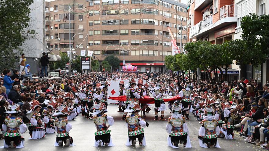 El desfile del Carnaval de Badajoz saca a la calle a 150.000 personas, el doble que en 2022