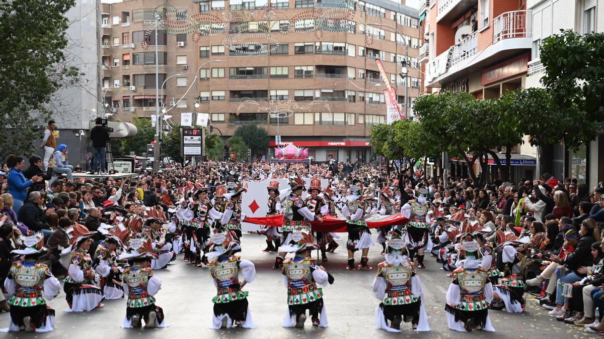 El público llena la avenida Enrique Segura Otaño durante el desfile del domingo de Carnaval.