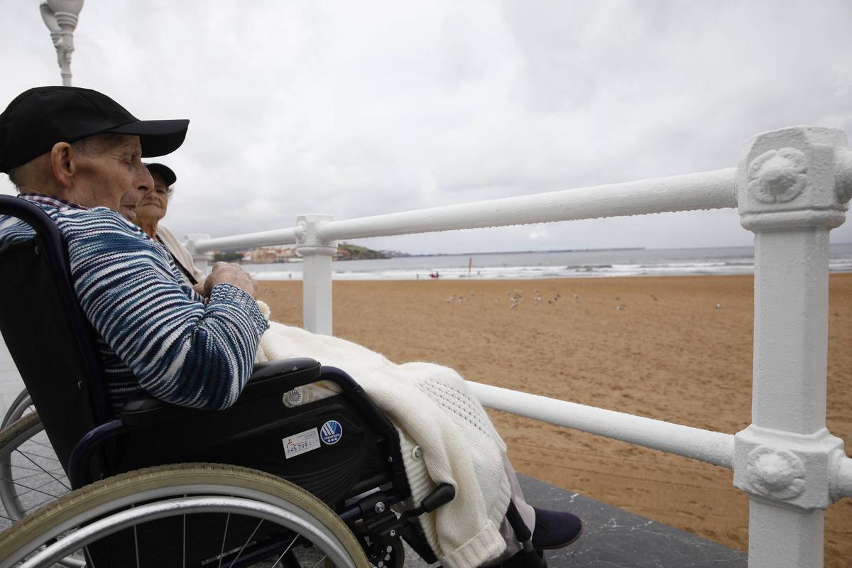 Mayores de la residencia de ancianos de Peleas de Abajo ven por primera vez el mar en Gijón