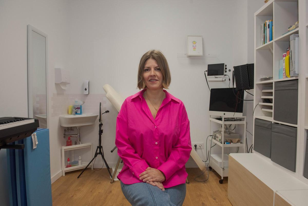 Beatriz Loureiro, logopeda especialista en rehabilitación de la voz, en la Clínica Asubío, que dirige en la ronda de Outeiro, en A Coruña.