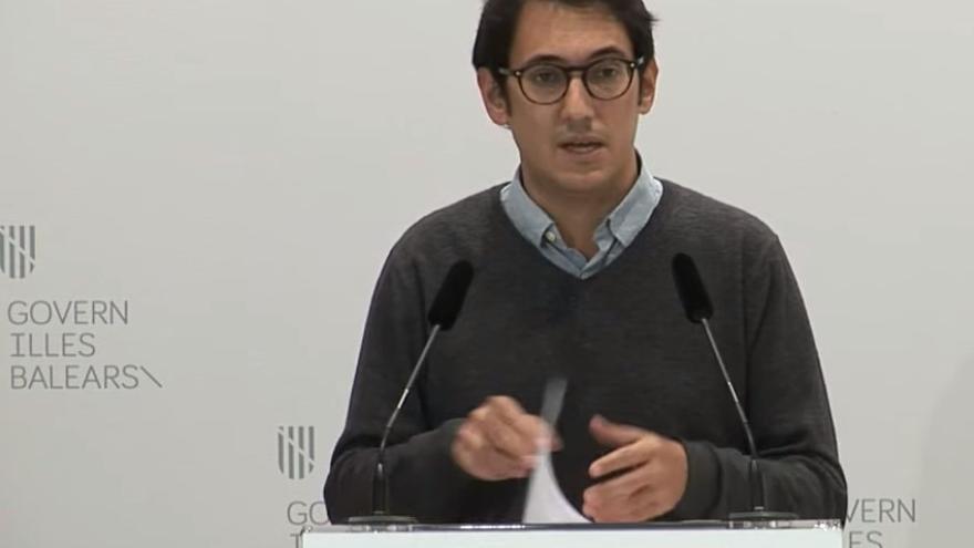 Regierungssprecher und Tourismusminister Iago Negueruela auf einer Pressekonferenz am Montag (15.11., Screenshot).