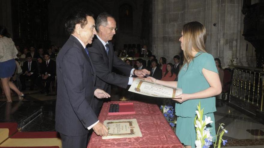 Diversos momentos de una graduación de los alumnos de 2º de Bachillerato del Colegio Internacional Meres.  | fotos cedidas a Lne