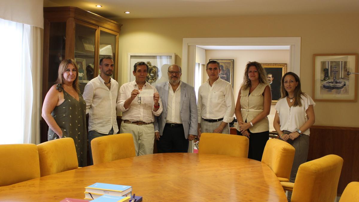 Entrega del cheque de 1.400 euros del Colegio de Abogados a Accem Andalucía.