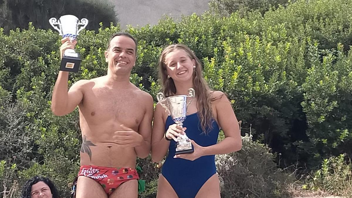 Dani Vidal y Claudia Núñez posan con sus trofeos como ganadores de la travesía.