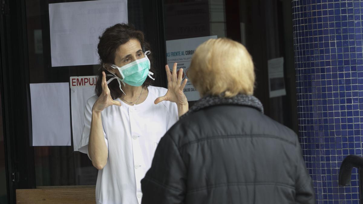 La médica Mercedes López en el Centro de Salud de Soto del Barco