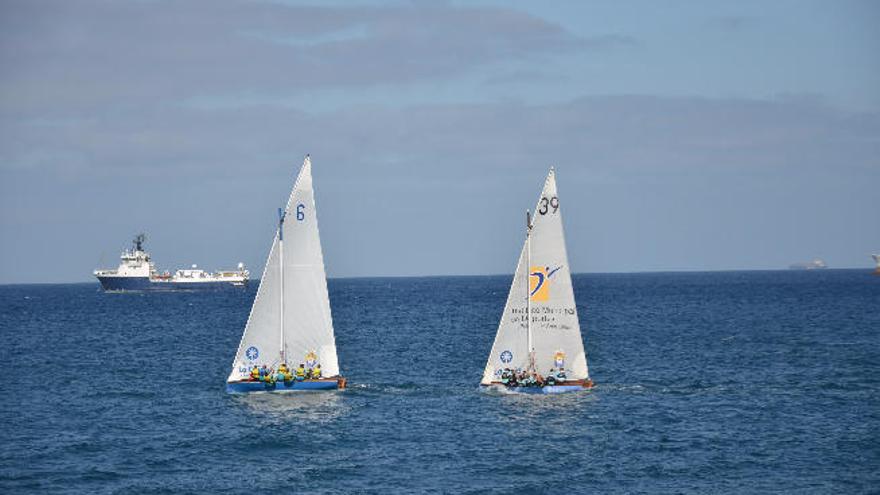 Santa Catalina (6) y Polivela (39) navegan en aguas de San Cristóbal.