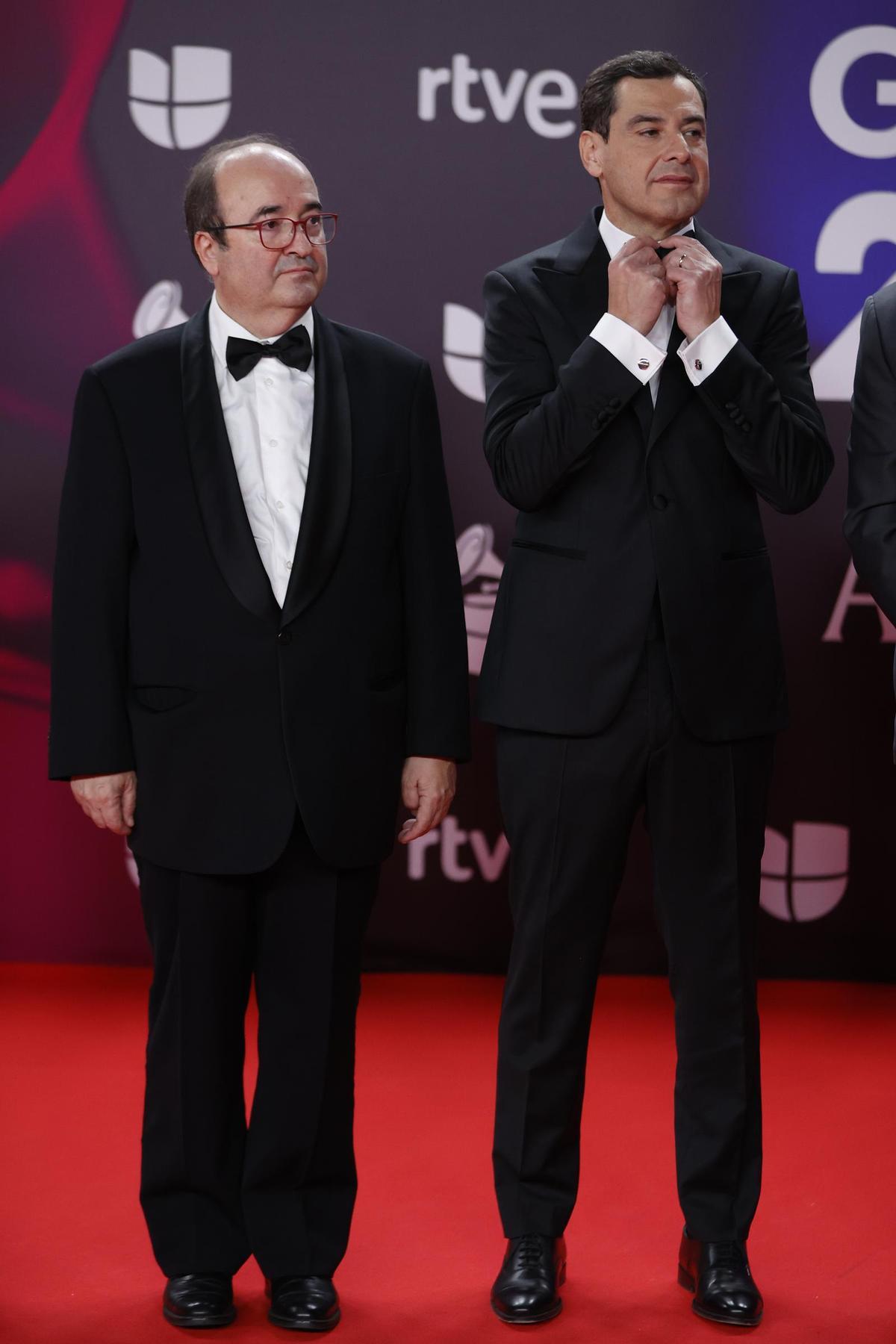 l presidente de la Junta de Andalucía, Juanma Moreno (i), y el ministro de Cultura y Deporte en funciones, Miquel Iceta (d), posan para los fotógrafos en la alfombra roja de la gala anual de los Latin Grammy, este jueves en Sevilla.