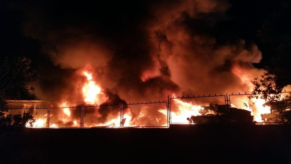 Imagen de archivo de un incendio en desguace de Torrellano